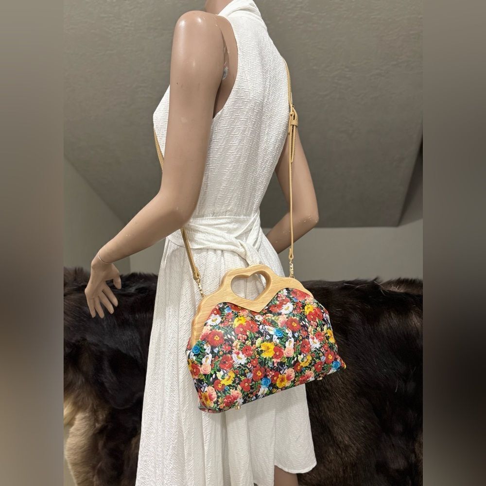 Large Genuine Leather Floral Printed with Chic Heart Shaped Wooden Frame Bag - Picture 6 of 12